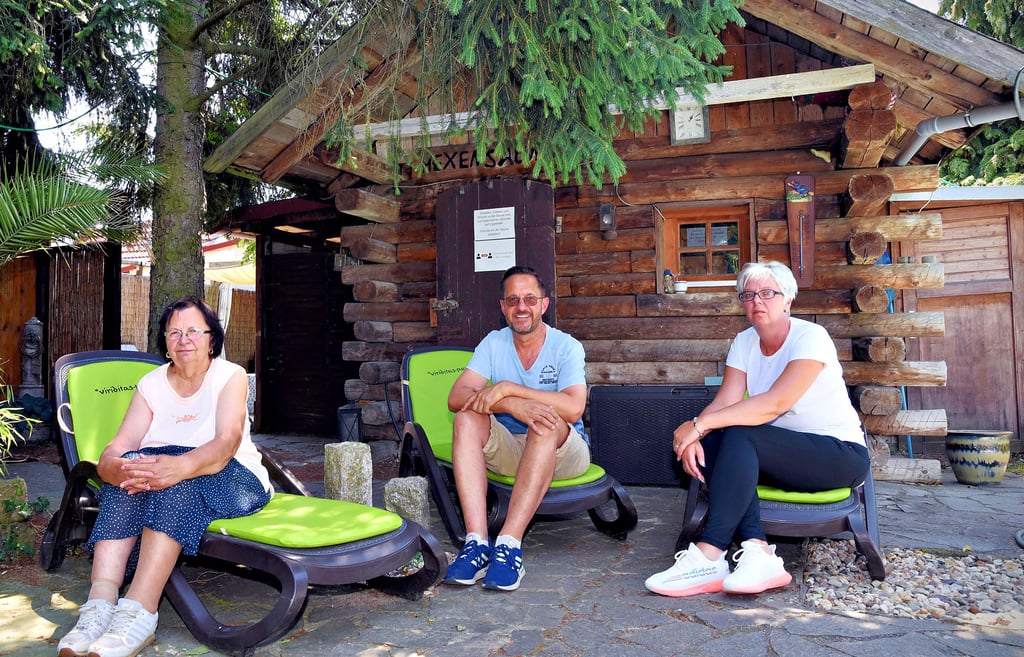Die Hexensauna im Hintergrund hat Torsten Winger selbst gebaut. Hannelore Winger (li.) und Nancy Rode kümmerten sich um die Gäste.