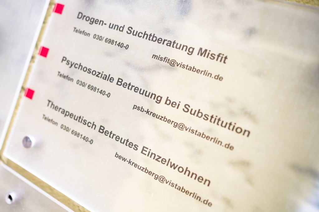 Das Schild der Drogen- und Suchtberatung Misfit in Berlin Kreuzberg.