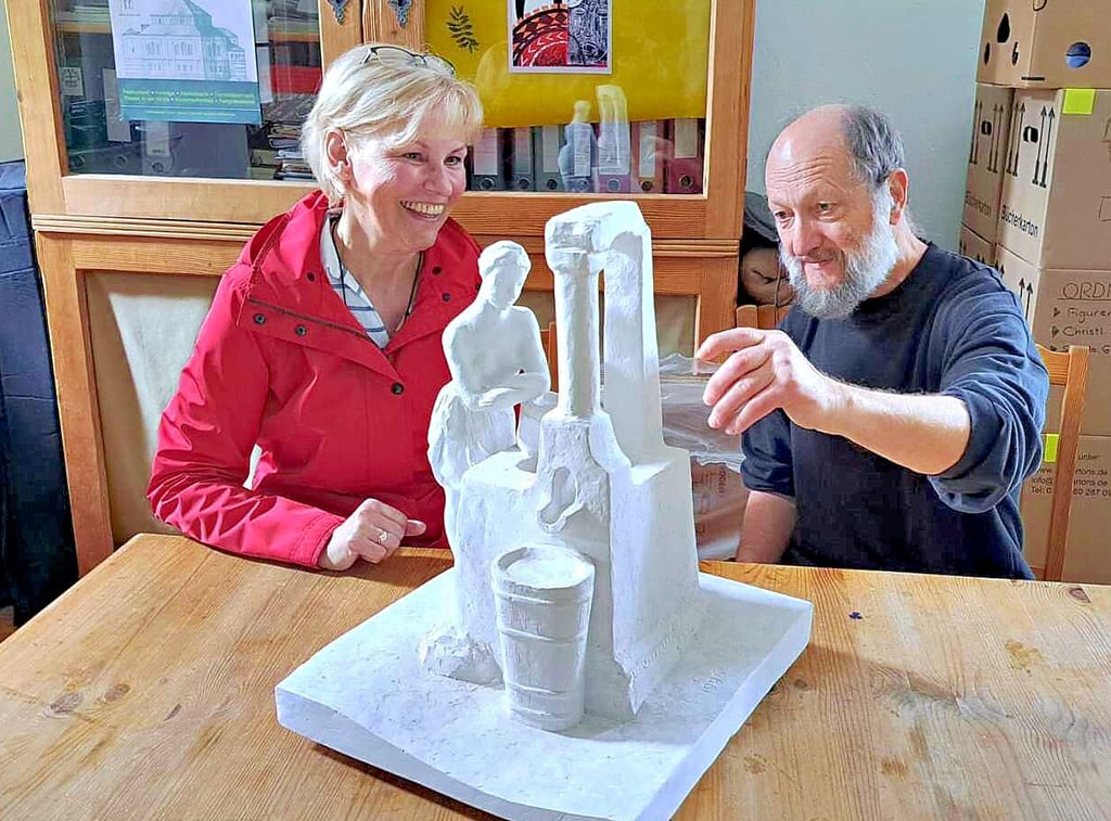 Christine Nitzschker von der Stadt-Information mit dem Künstler Christoph Weihe im Gespräch über den Entwurf.