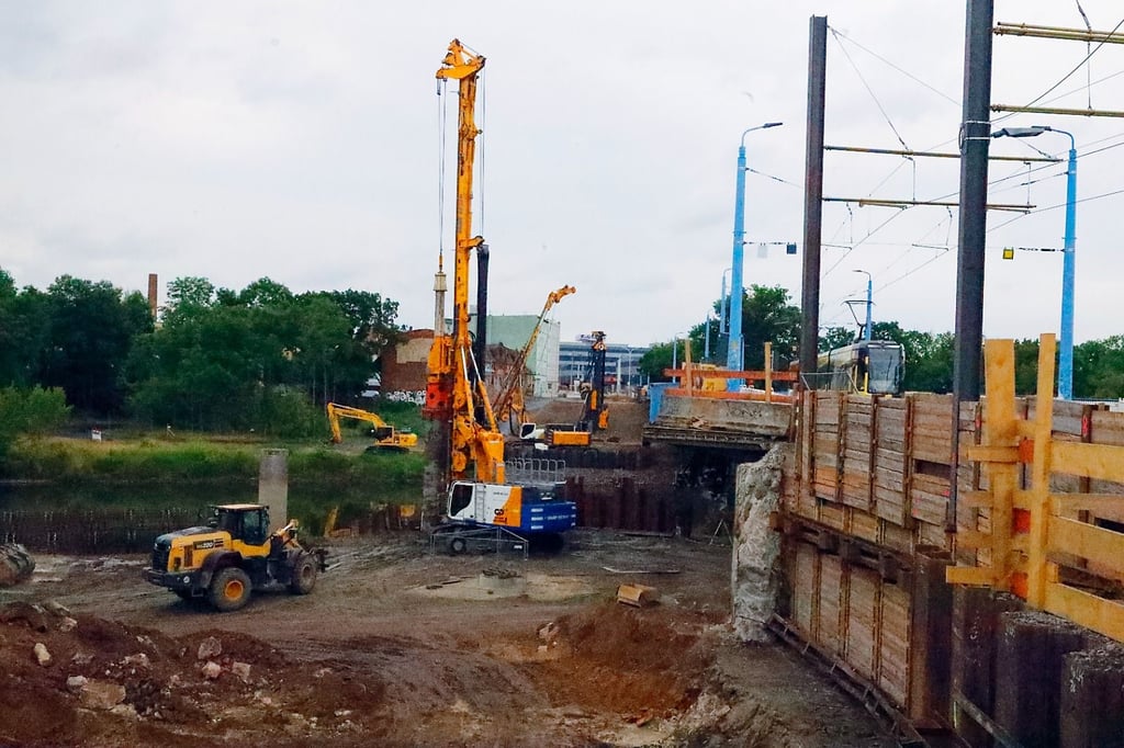 Bauarbeiten an der Elisabethbrücke in Halle: Die Arbeiten an den Fundamenten für die neuen Brückenpfeiler kommen voran.