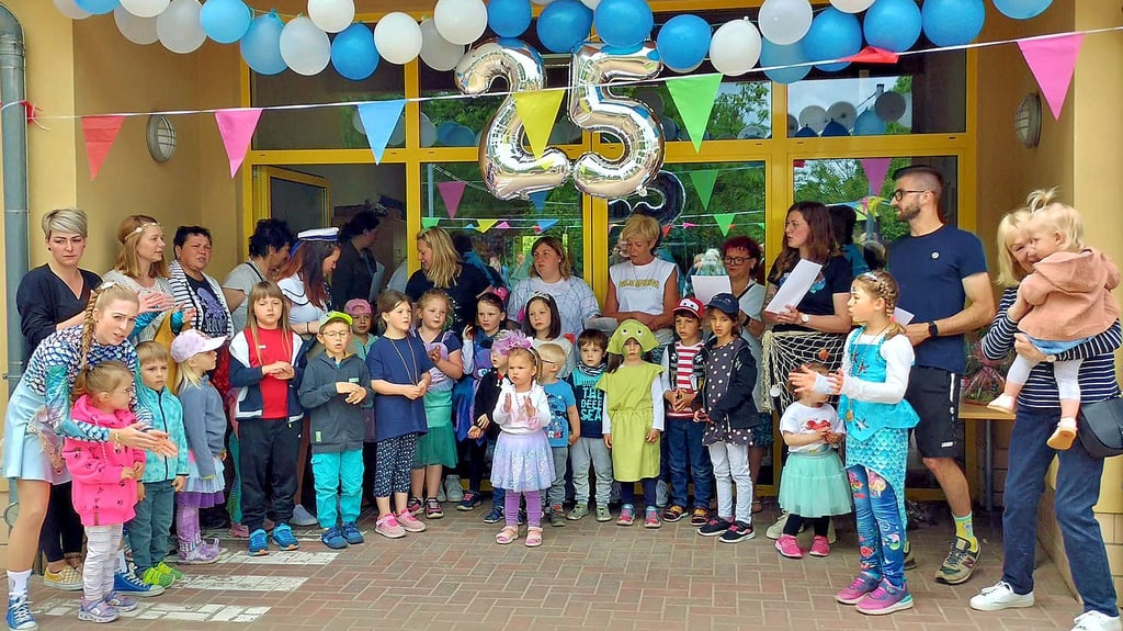 Kinder und Erzieher der Kita „Harbker Strolche“ feierten dieser Tage das 25-jährige Bestehen ihres Trägervereins „Klein und Groß“.