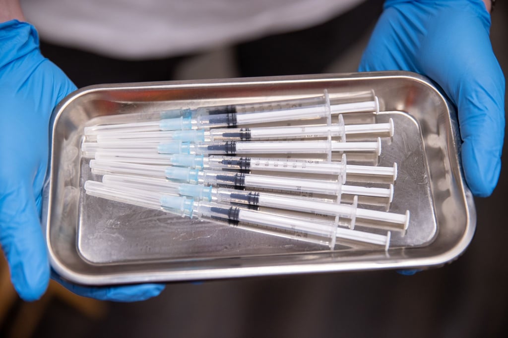 Aufgezogene Spritzen mit Impfstoff gegen Covid-19.