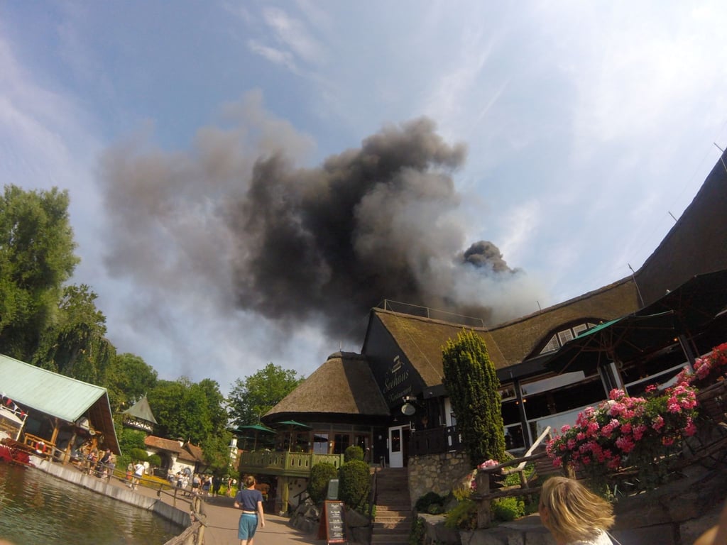 Nach einem Brand im Europa-Park in Rust öffnete der Park am Dienstag wieder. Einzig der Brandbereich bleibt vorerst gesperrt.