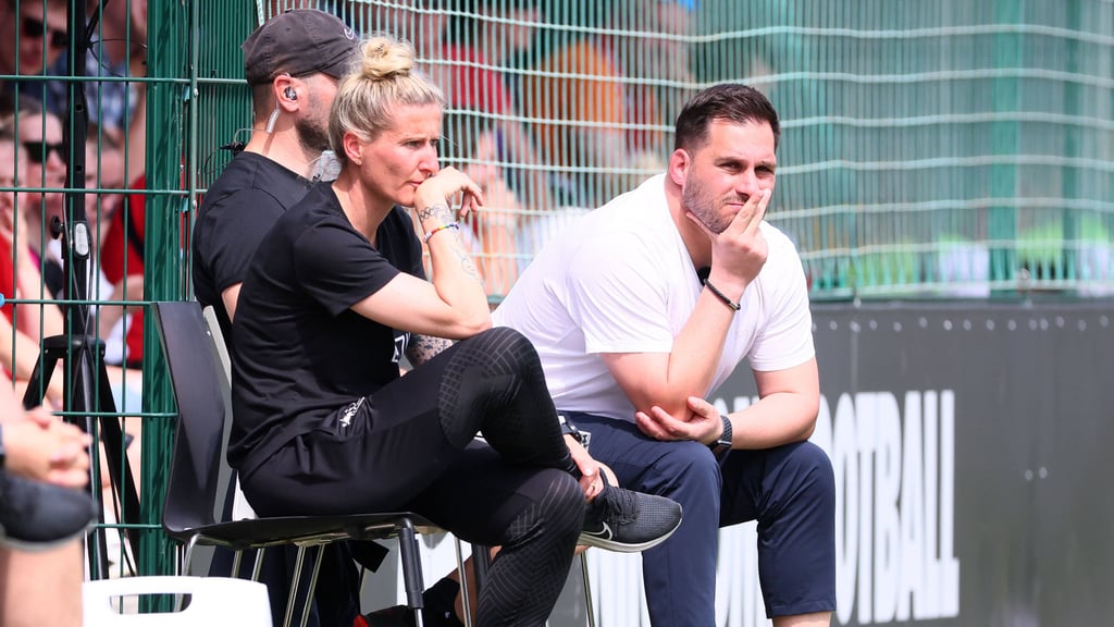 Anja Anja Mittag neben Cheftrainer Saban Uzun (r.).