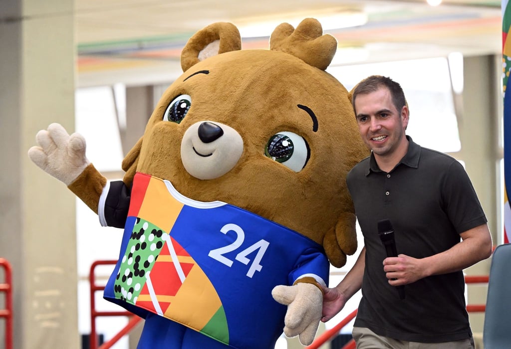 Philipp Lahm und das offizielle Maskottchen der EM 2024.