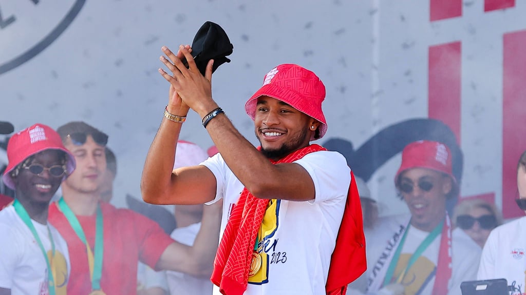 Ein letzter Auftritt vor den RB-Fans bei der Pokalparty: Christopher Nkunku verlässt die Heldenstadt.