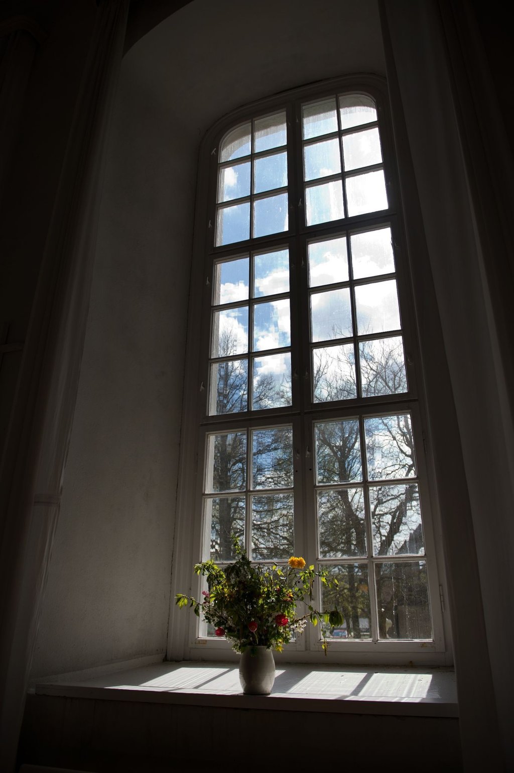 Blumen stehen auf einer Fensterbank in der Evangelischen Brüder-Unität.