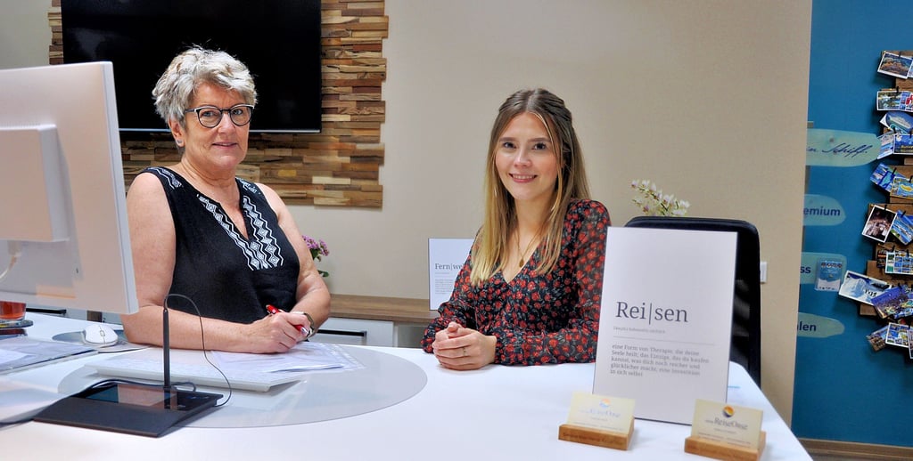 Simone Mair (links) und Vanessa Weber von der Reiseoasae haben viele verschiedene Urlaubsangebote für ihre Kunden parat. Als Geheimtipp nennen sie unter anderem Montenegro oder eine Flusskreuzfahrt in Deutschland.