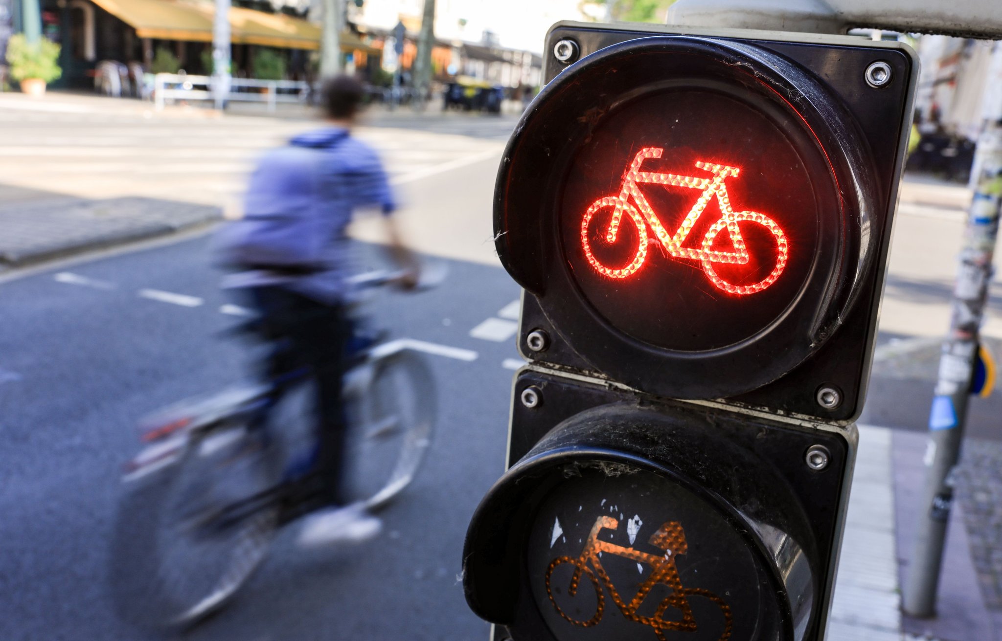 Polizei in Magdeburg warnt Über rote Ampeln fahren kann teuer werden