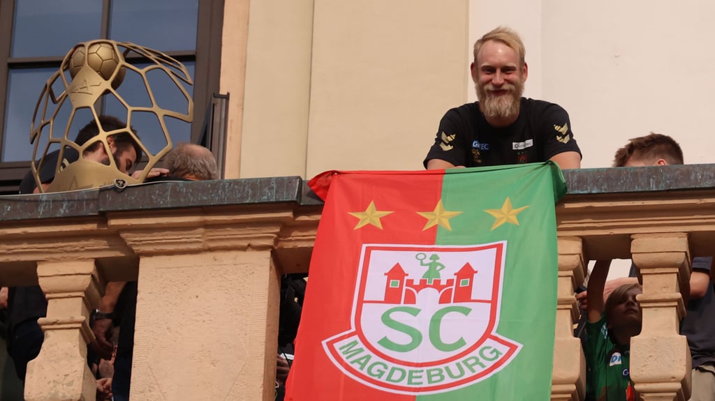 19. Juni 2023: Matthias Musche genießt den Rathausempfang mit dem SCM nach dem Champions-League-Sieg.
