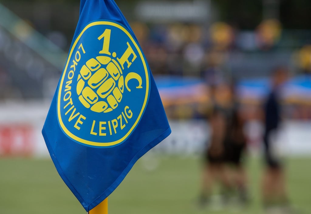 Eine Eckfahne mit dem Logo vom 1. FC Lok weht auf dem Platz.