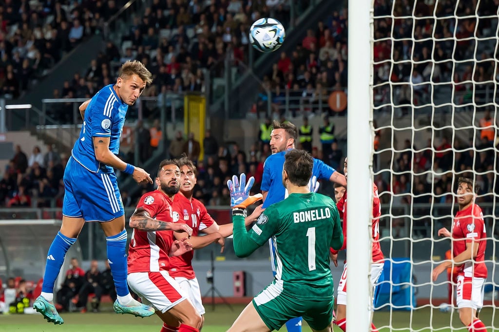 Italiens Mateo Retegui (l) traf per Kopf gegen Malta.