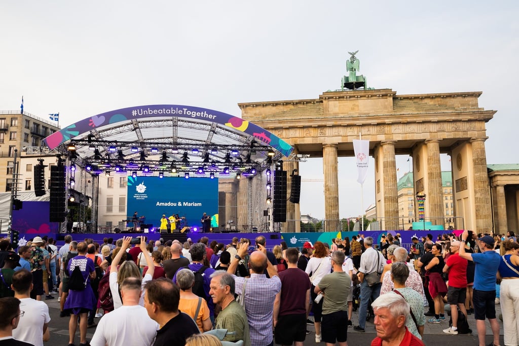 Zuschauer verfolgen einen Auftritt bei einem Konzertabend der Special Olympics World Games.