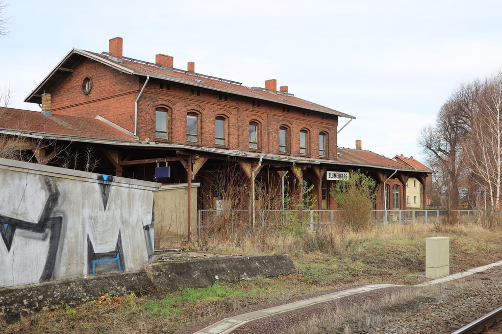 Der Bahnhof Blumenberg in der Magdeburger Börde steht seit Jahren leer. Hier halten nicht mal mehr Züge.