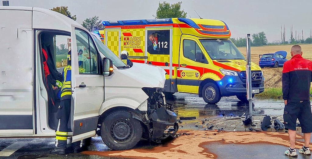 Der Transporter aus Richtung Frose hatte die Vorfahrt des PKW nicht beachtet, der nach dem Zusammenstoß auf dem Acker zum Stehen kam.