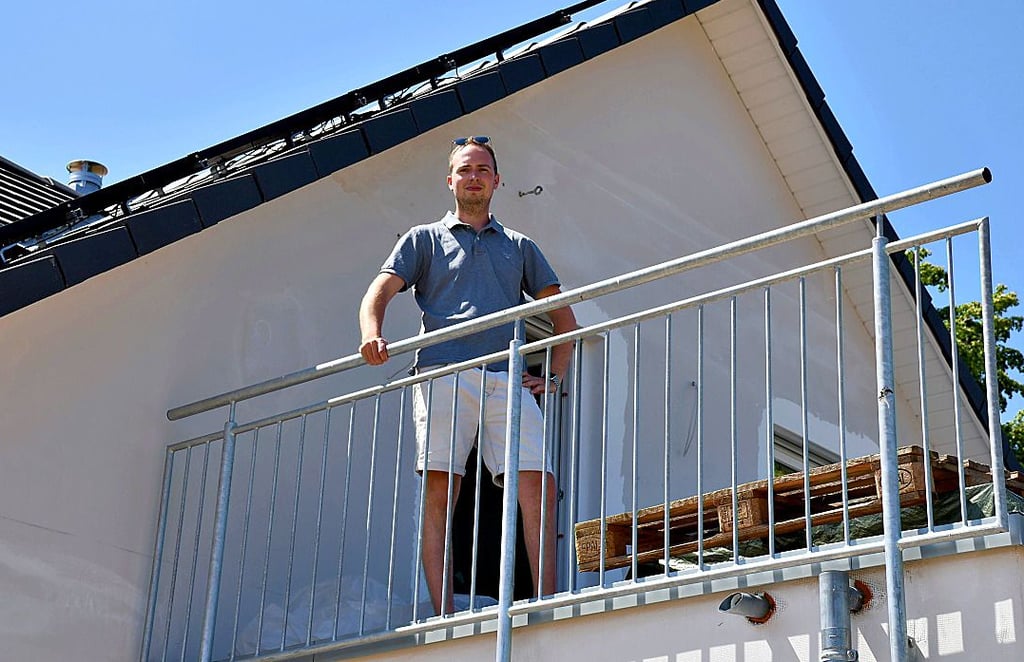 Tillmann Krüger blickt von seiner Terrasse – zu 100 Prozent ungetrübt ist der Vorfreude auf den Einzug allerdings nichts.