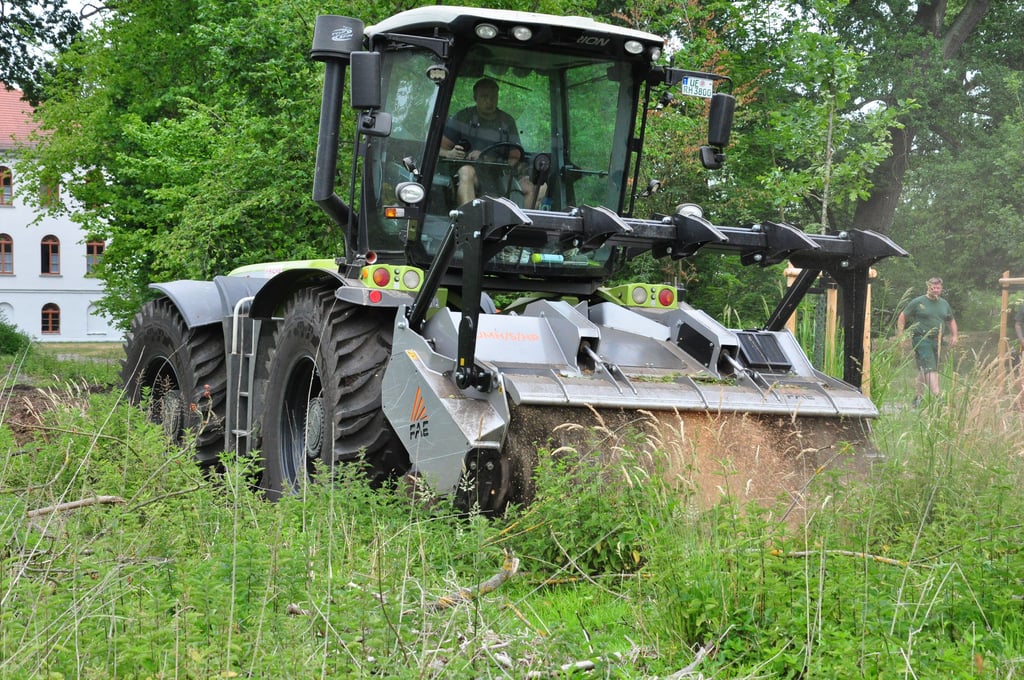 Dieser imposante Forstmulcher war am Dienstag im Kurpark im Einsatz.