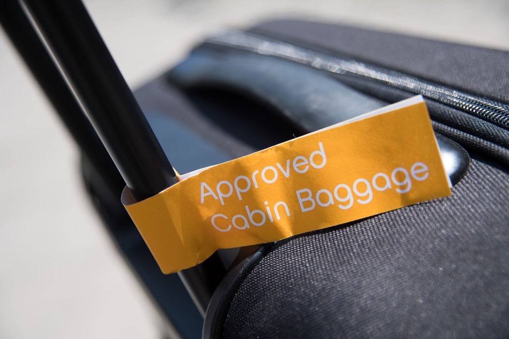 „Geprüftes Kabinengepäck“? Wie groß (und schwer) der Handgepäck-Trolley sein darf, kann von Airline zu Airline unterschiedlich sein.