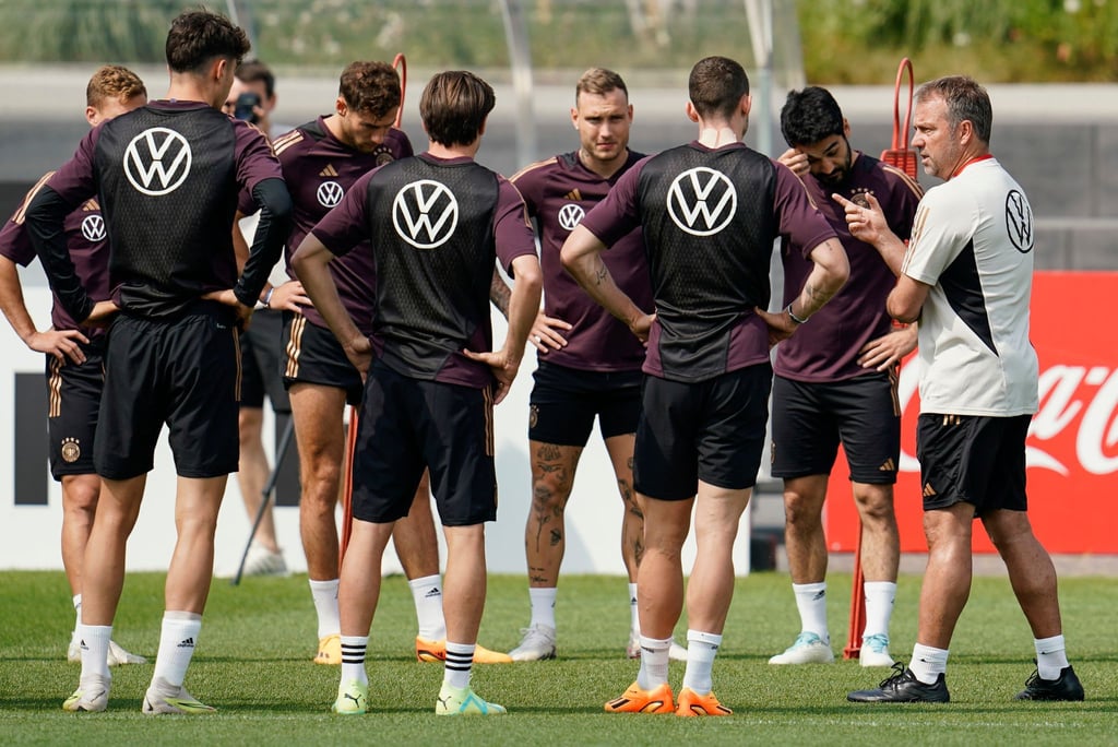 Ein bekannter Friseur soll die im DFB-Spieler im Teamhotel besucht haben.