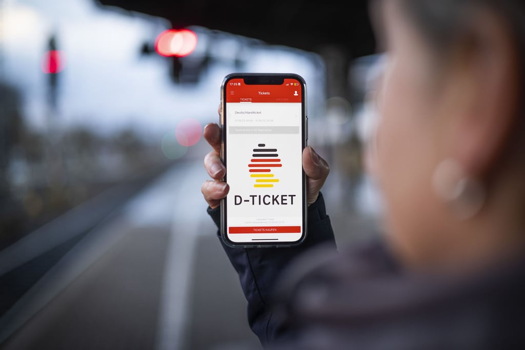 Mit dem Deutschlandticket haben auch Verkehrsunternehmen in Sachsen-Anhalt die Zahl verkaufter Abos erhöht.