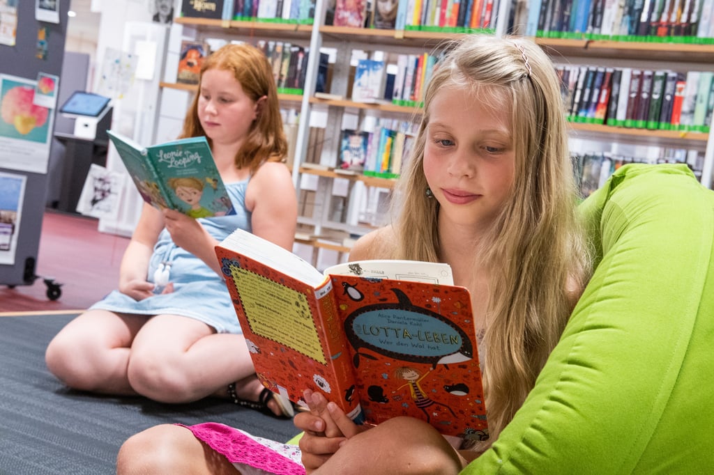 Lesesommer XXL beginnt - auch in der Naumburger Stadtbibliothek: Daphne Plötz und Luise Lüdicke sind ganz vertieft in ihren Büchern.