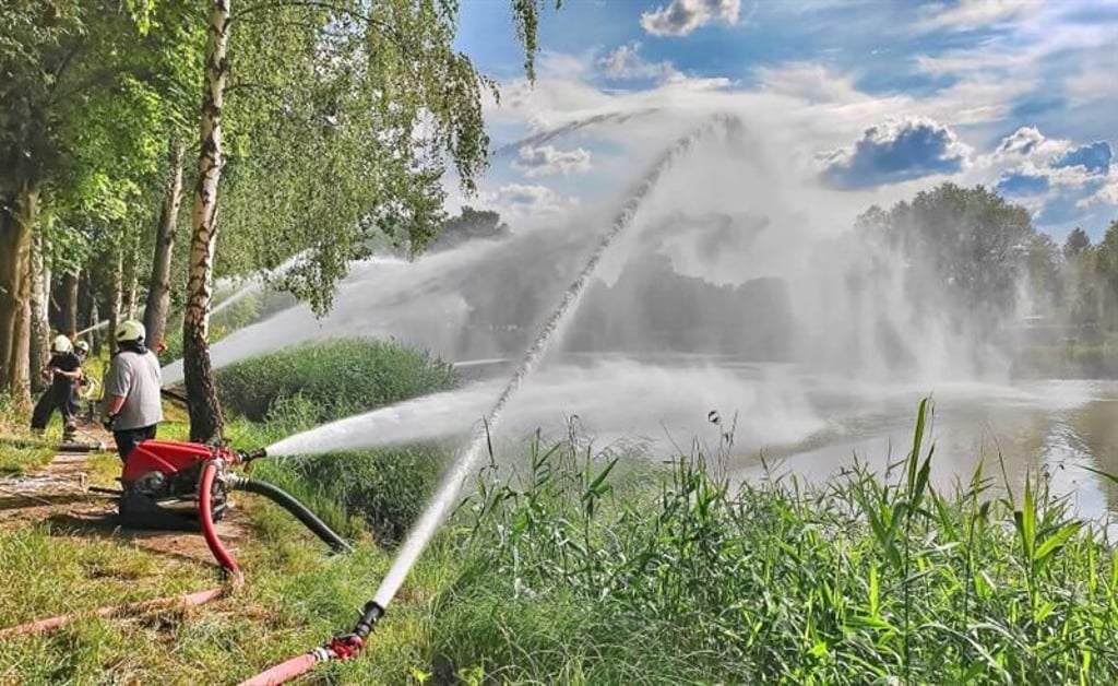 Feuerwehrleute in Sangerhausen überwachen das Belüften des Sackteiches.