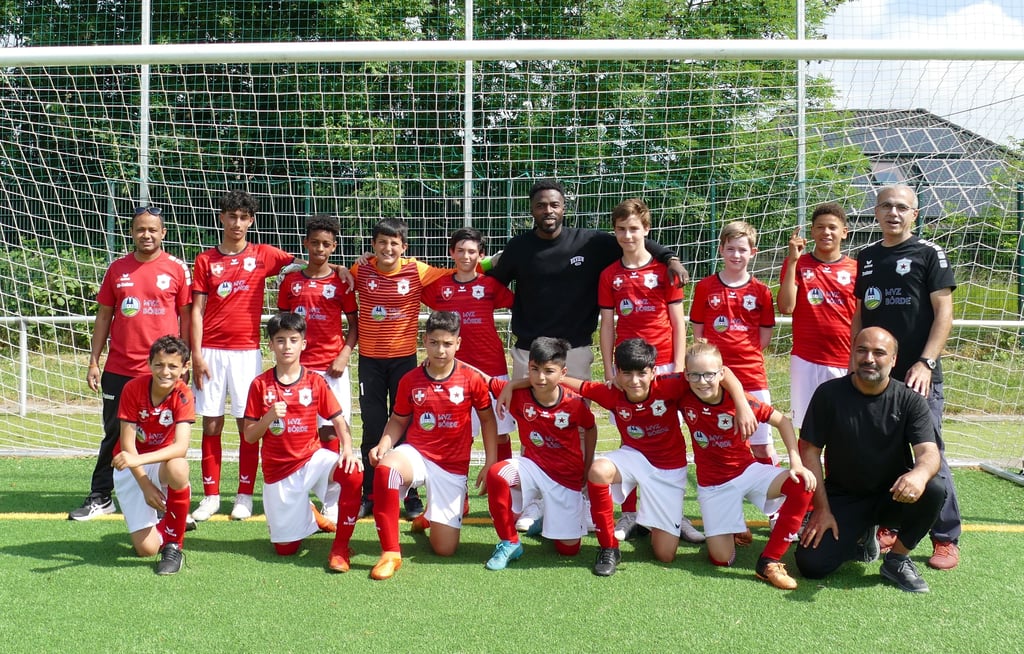Würdigung für die D-Junioren von Roter Stern Sudenburg: Zur Siegerehrung für ihren Stadtmeister-Titel schaute FCM-Profi Daniel Heber vorbei.