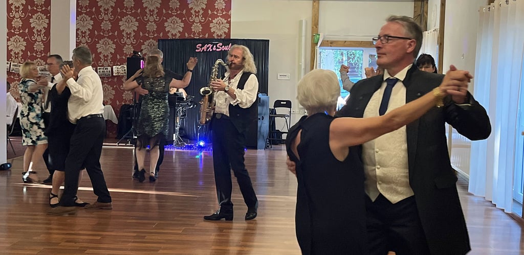 Die Tanzsportler aus Angern feierten in Bertingen ihr 20-jähriges Bestehen - begleitet vom dem Duo "Sax & Soul" aus Helmstedt.