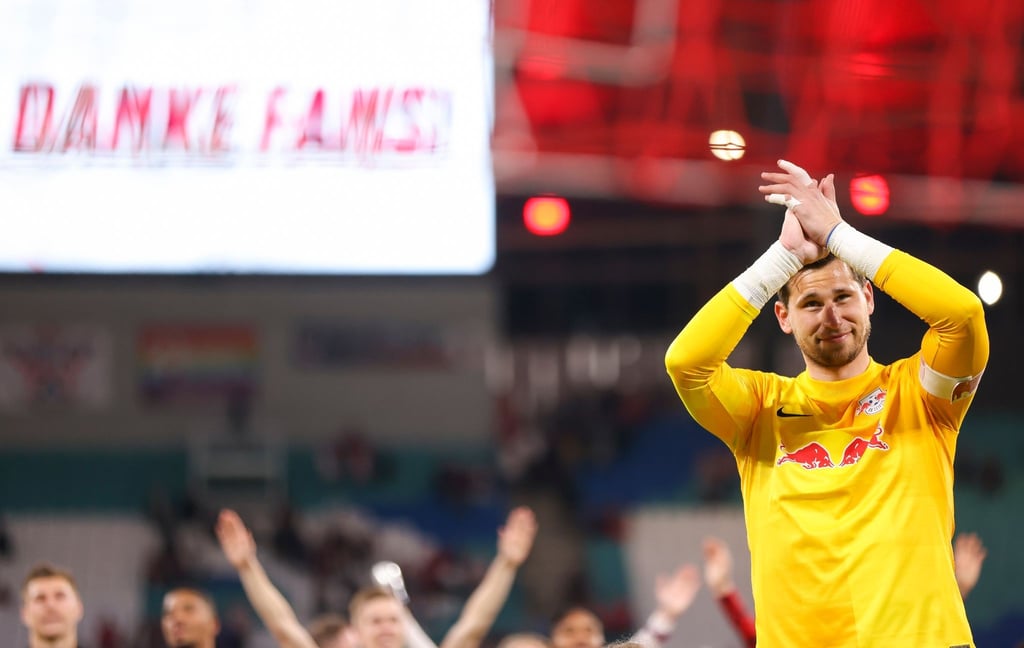 Leipzigs Torwart Philipp Tschauner bedankt sich nach dem Abpfiff bei den Fans.