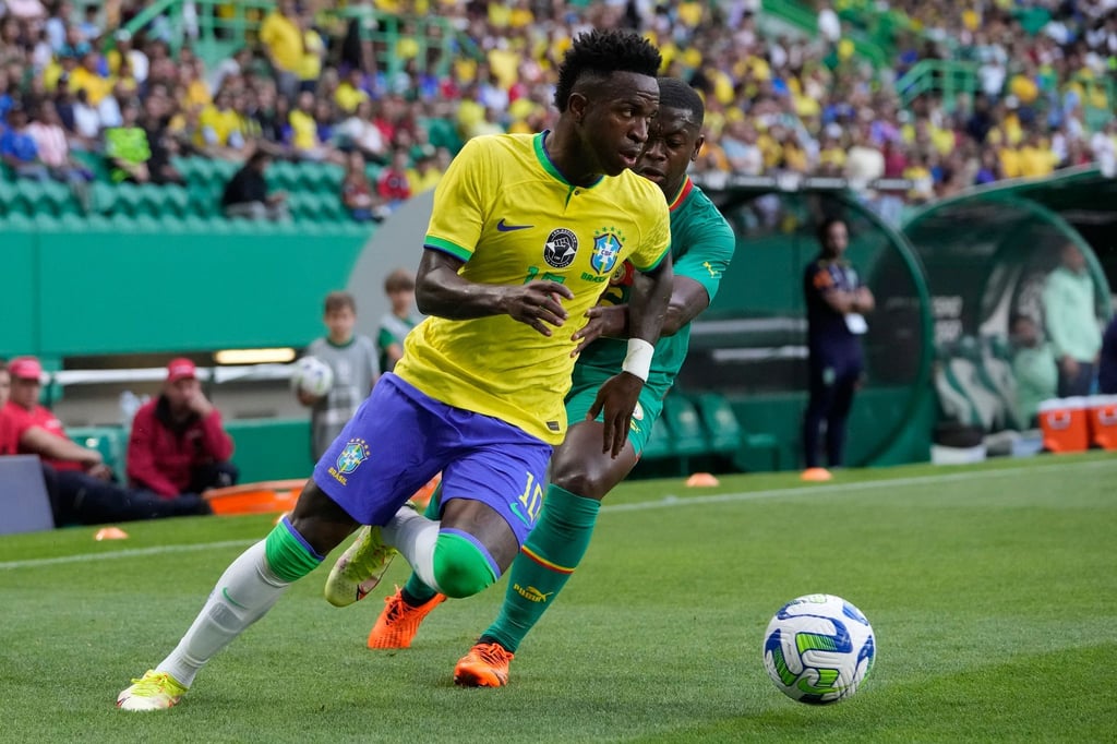 Brasiliens Vinicius Junior (l) im Zweikampf mit Nampalys Mendy aus dem Senegal.