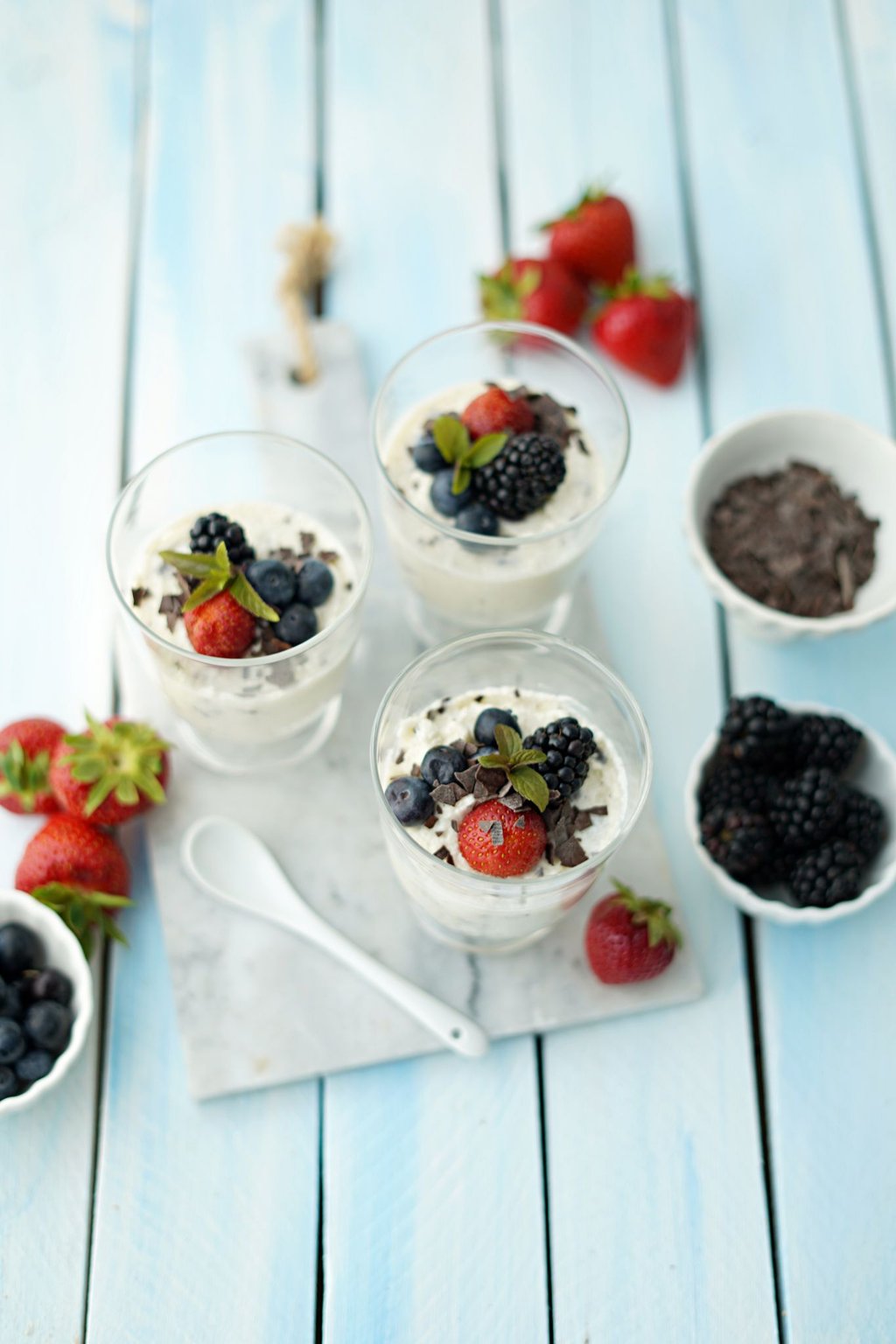 So schmeckt der Sommer aus dem Glas: Kleine Weiße Wölkchen aus Quark und Grießbrei getoppt mit Beeren.