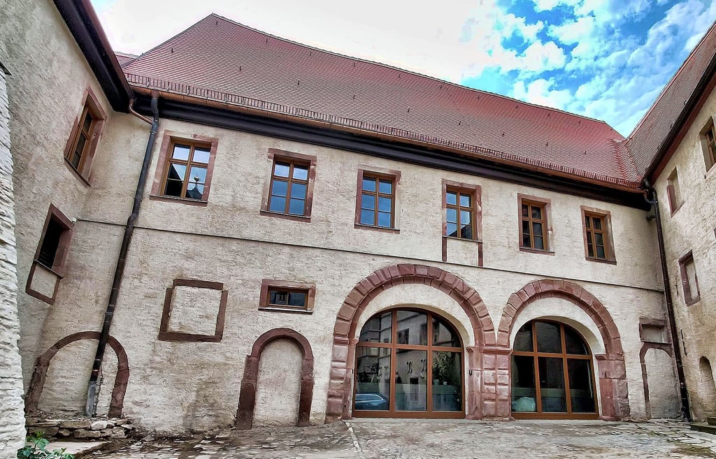 Der Goldene Saal vom Hof des Amtsgerichts aus gesehen. Er liegt im Obergeschoss des Gebäude.