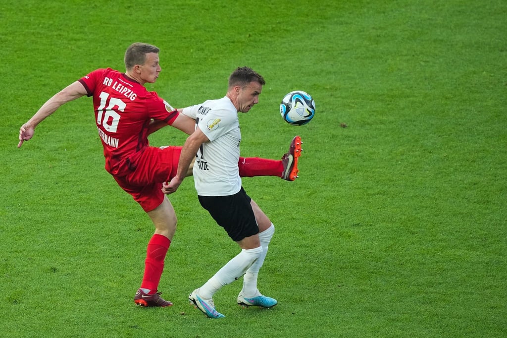 Leipzigs Lukas Klostermann und Frankfurts Mario Götze (r) in Aktion.