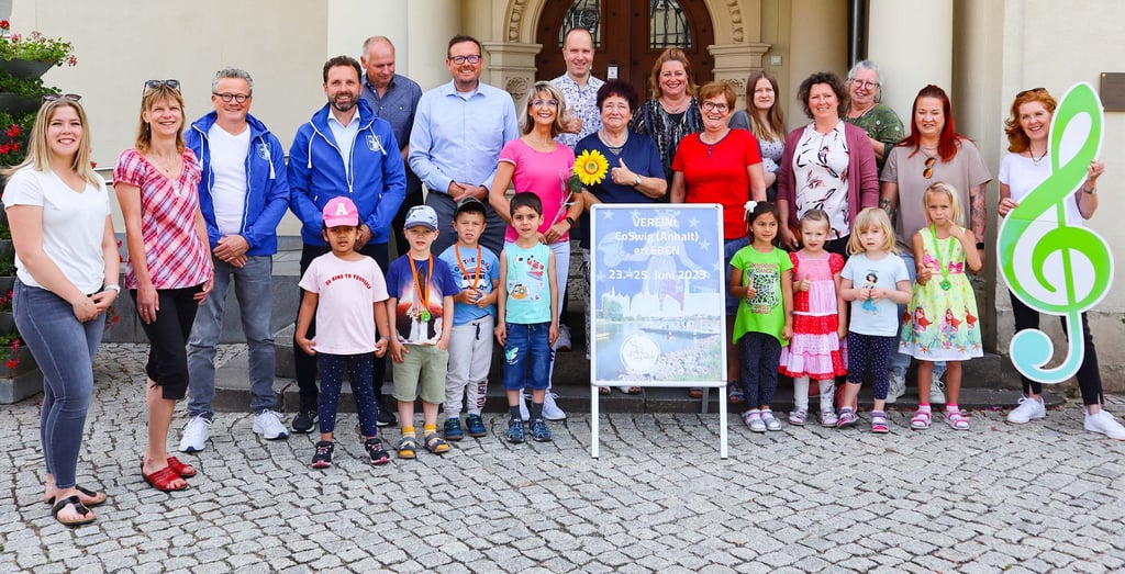 Stellvertretend für alle veranstaltenden Vereine: ein Teil der Akteure und Organisatoren des Festes „Vereint Coswig (Anhalt) erleben“