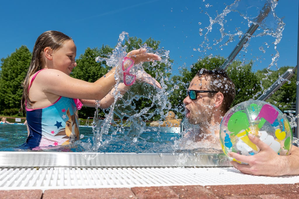 Badespaß im Zeitzer Sommerbad: In dieser Woche müssen die Öffnungszeiten verkürzt werden.