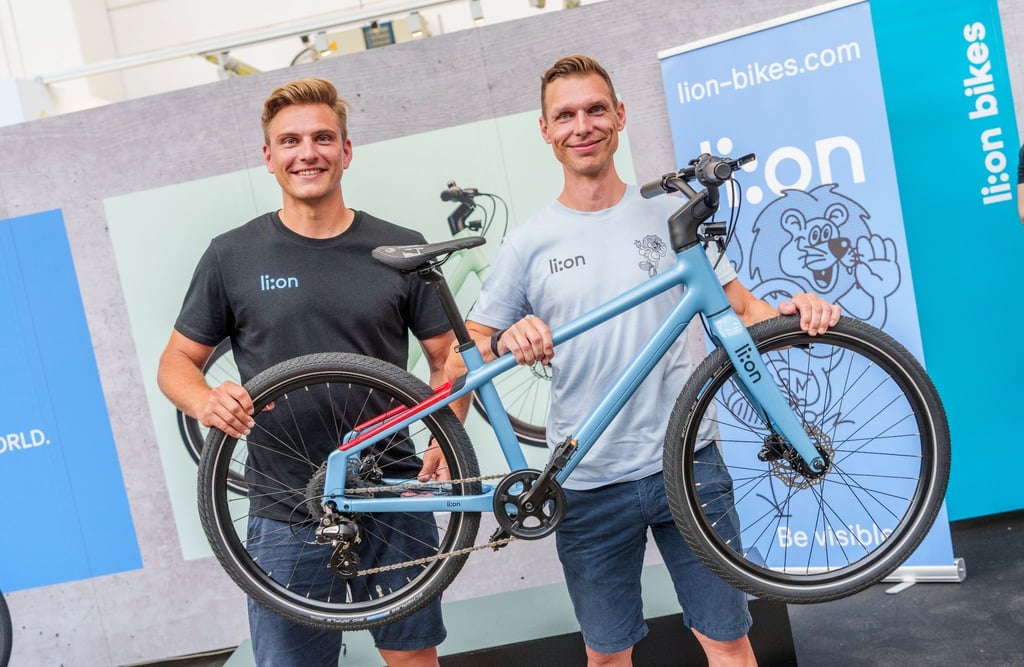 Marcel Kittel (l) und Tony Martin präsentierten in Frankfurt am Main ein Kinderfahrrad.