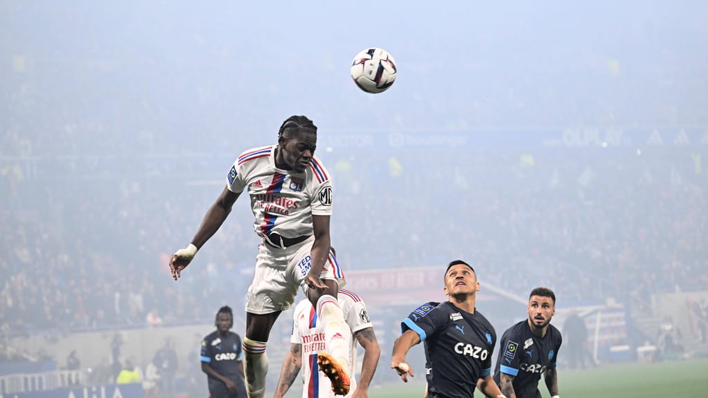 Auch stark in der Luft: Castello Lukeba gegen Olympique Marseille.