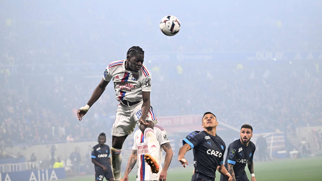 Auch stark in der Luft: Castello Lukeba gegen Olympique Marseille.