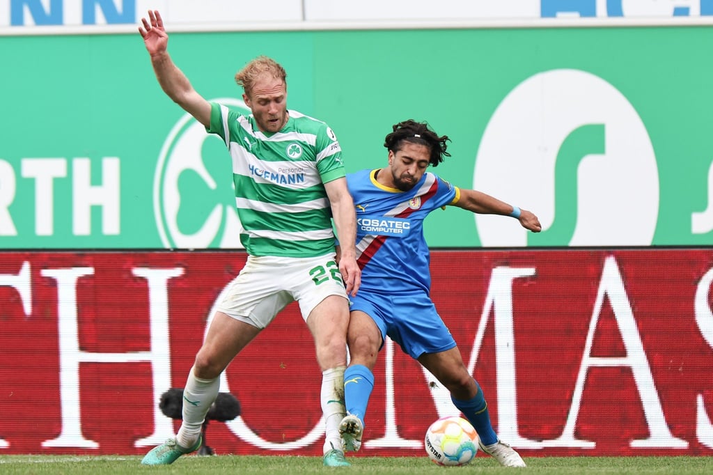 Der Fürther Sebastian Griesbeck (l) kämpft mit Immanuel Pherai aus Braunschweig um den Ball.