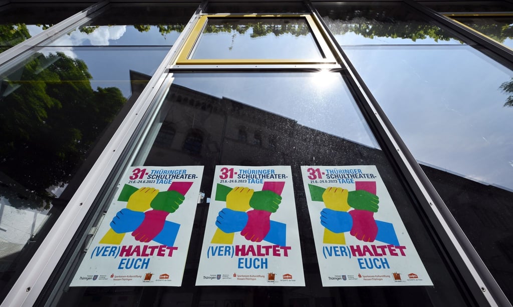 Plakate zu den Thüringer Schultheatertagen hängen im Kinder- und Jugendtheater „Die Schotte“.
