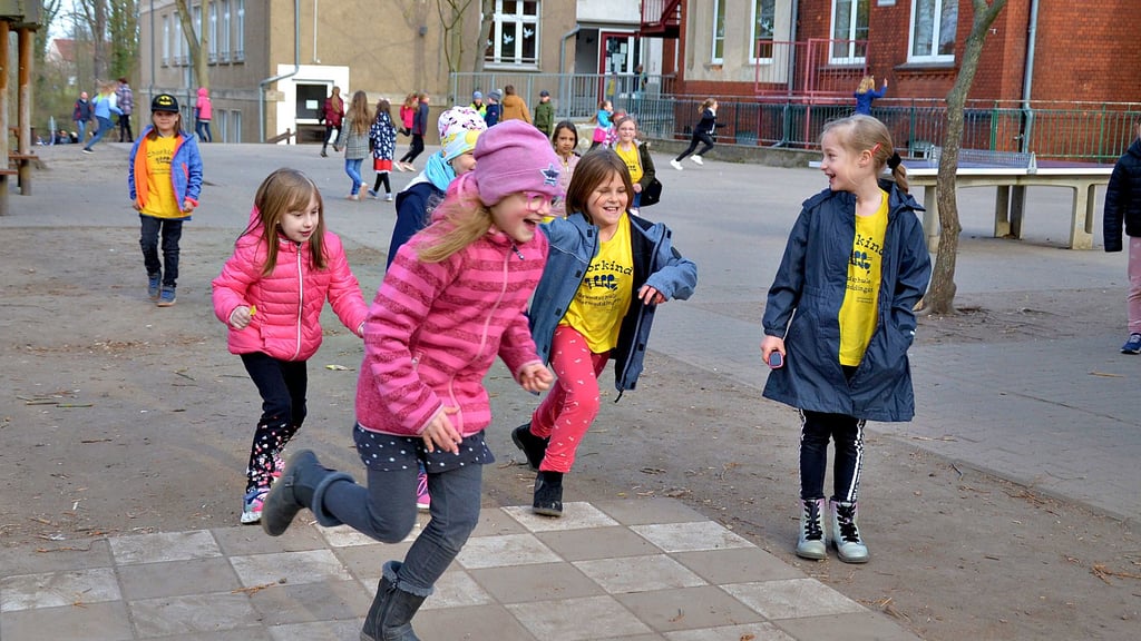 Großen Pause auf dem Schulhof am jetzigen Standort in der Dorfmitte: Der Ortschaftsrat von Osterweddingen bleibt dabei: Die Grundschule soll neu am Sportplatz gebaut werden.