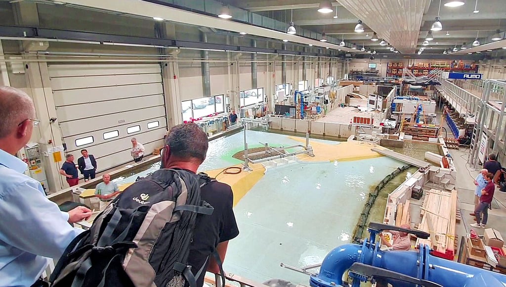 Blick in die Wasserbauhalle: Vorn wird gerade ein Elbehochwasser simuliert. Dahinter entsteht das Modell des Hochwasserrückhaltebeckens bei Straßberg.