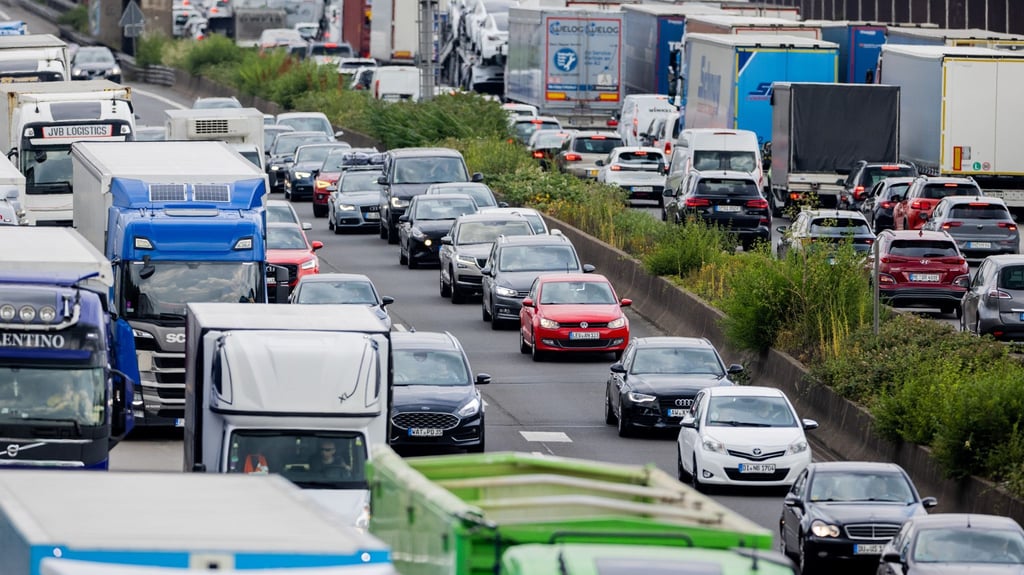 Autos und Lkw stauen sich auf der A3 im Autobahndreieck Köln-Heumar. Nach dem letzten Schultag vor den Sommerferien fahren viele Familien in den Sommerurlaub.