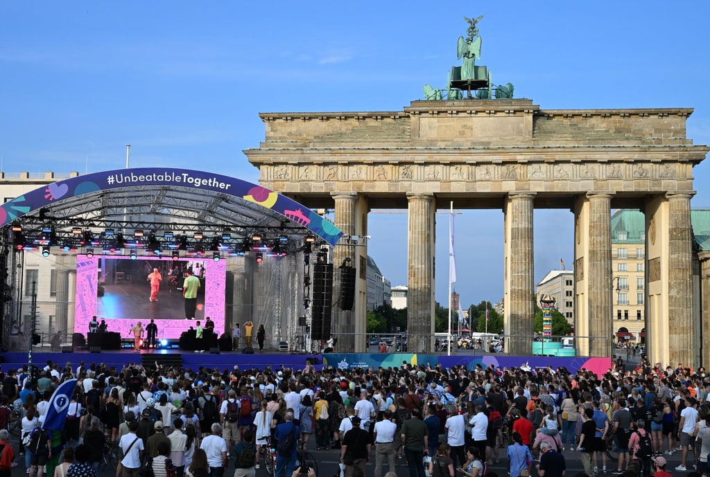 Breakdance- und HipHop-Künstler treten im Rahmen der Fête de la Musique auf der Bühne am Brandenburger Tor auf.