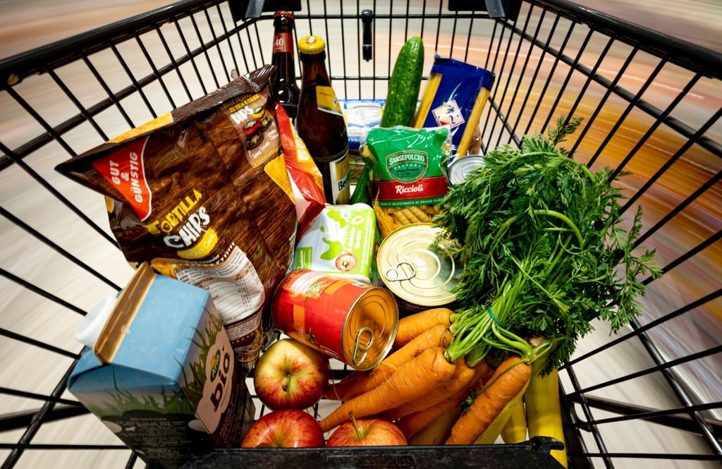 Wegen der hohen Inflation greifen viele Bürger beim Lebensmitteleinkauf nun zu günstigeren Produkten.