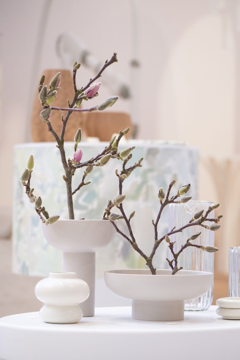 Was man nicht sieht: Ein Sieb im unteren Teil dieser Vasen namens Miyabi von Blomus hält die Zweige an Ort und Stelle. Die Gefäße sind von japanischen Kunst des Ikebana inspiriert und waren auf der Konsumgütermesse Ambiente zu sehen.