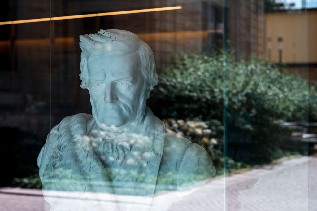 Im Richard Wagner Museum in Bayreuth steht eine Richard Wagner Büste.