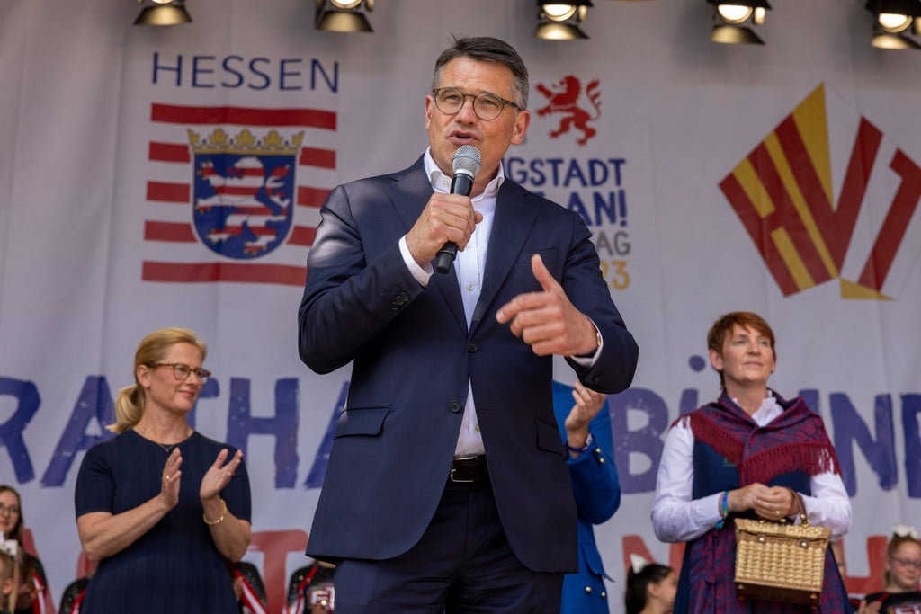 Der hessische Ministerpräsident Boris Rhein hält eine Rede.