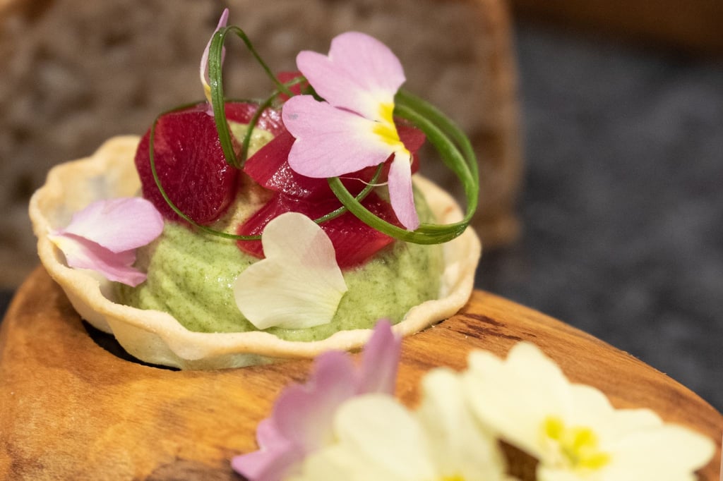 Die Blüten als Hingucker und Würze: Die Gemüse-Tartelette mit Bärlauchmousse garniert Paul Wieder mit Kapuziner- oder Borretschblüten.