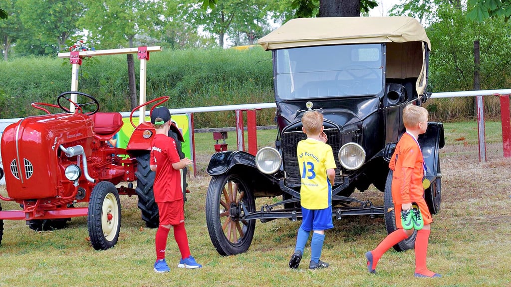 Eine Kinderjury wählte die schönsten Fahrzeuge aus. Hier ist ein 100-jähriger Ford zu sehen.